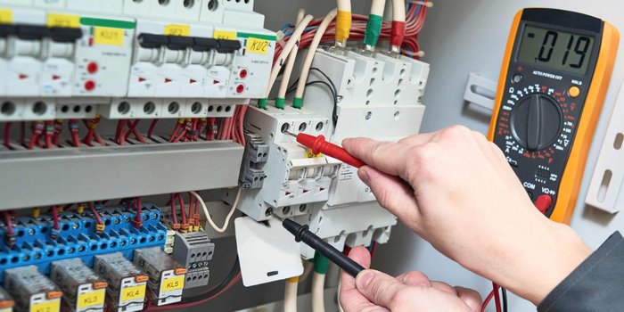 Überprüfung eines Stromkasten mit hilfe eines Multimeters